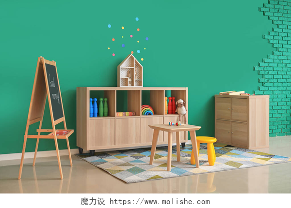 绿色背景下的木质家具幼儿园现代游戏室的内部